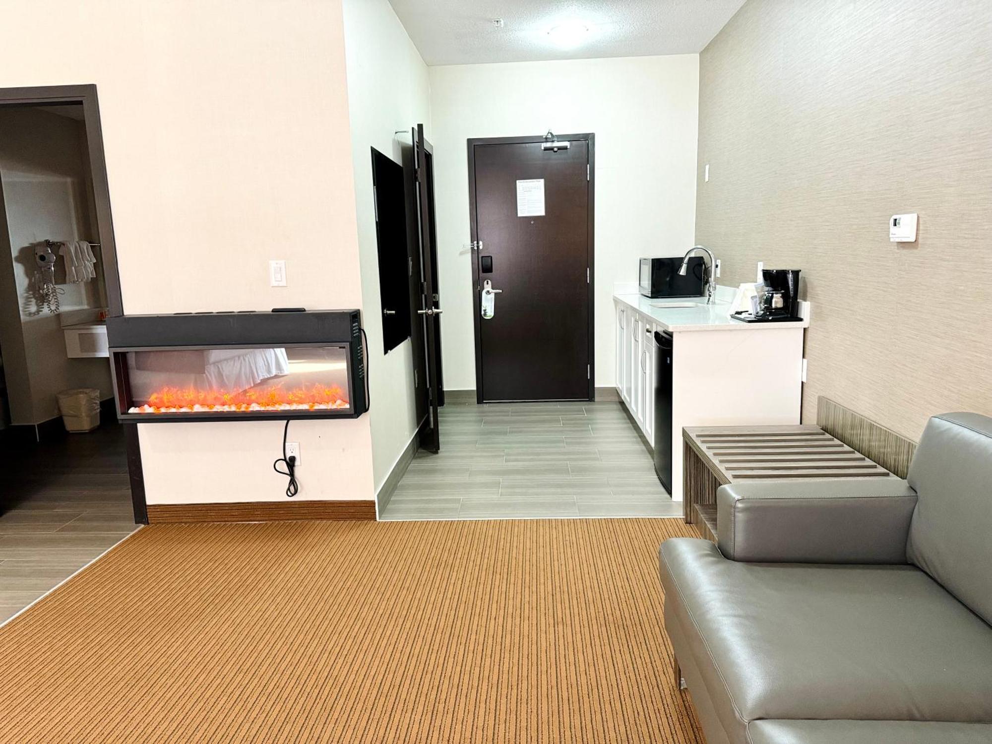Southfort Inn フォート・サスカチワン エクステリア 写真