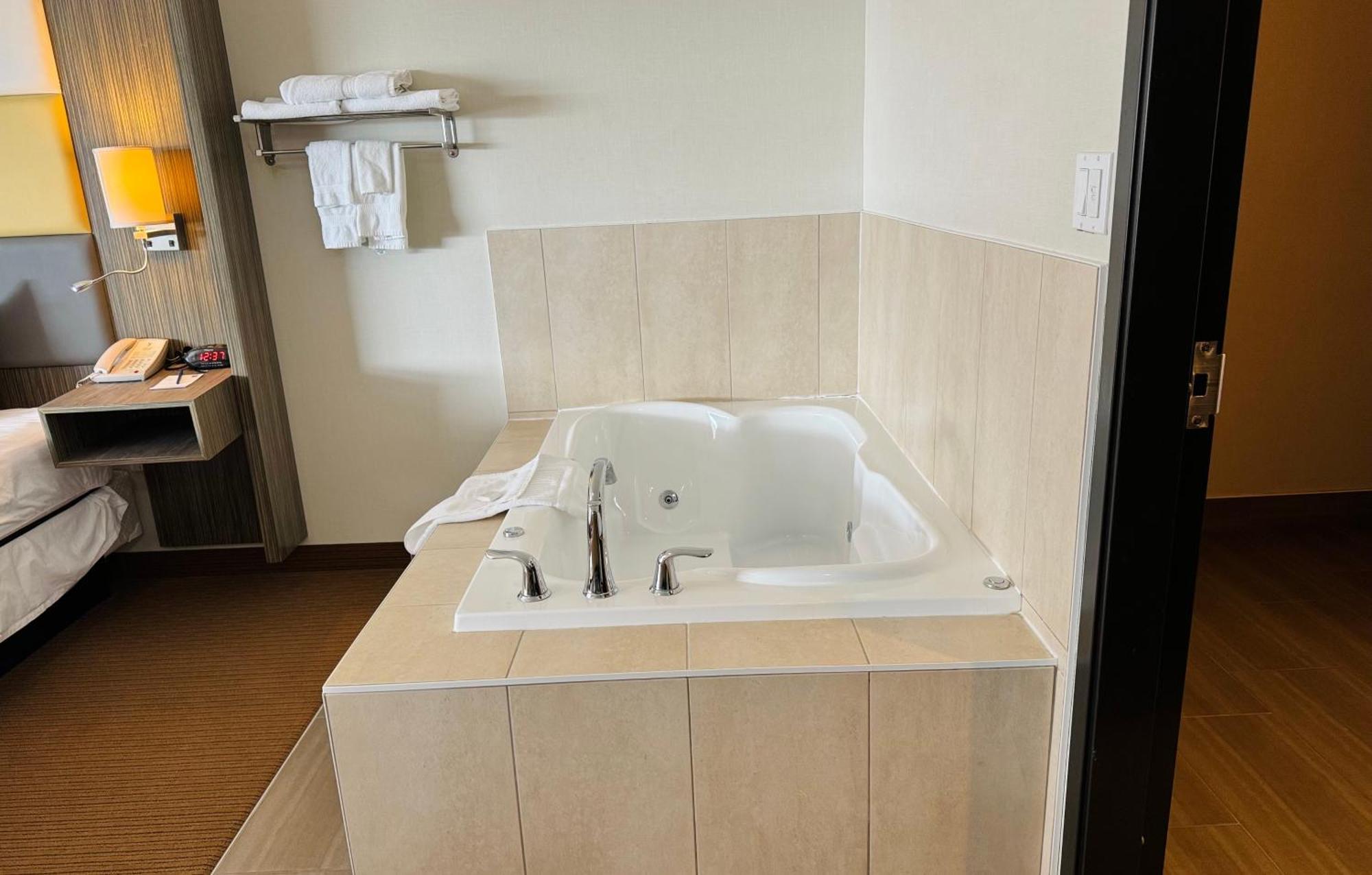 Southfort Inn フォート・サスカチワン エクステリア 写真