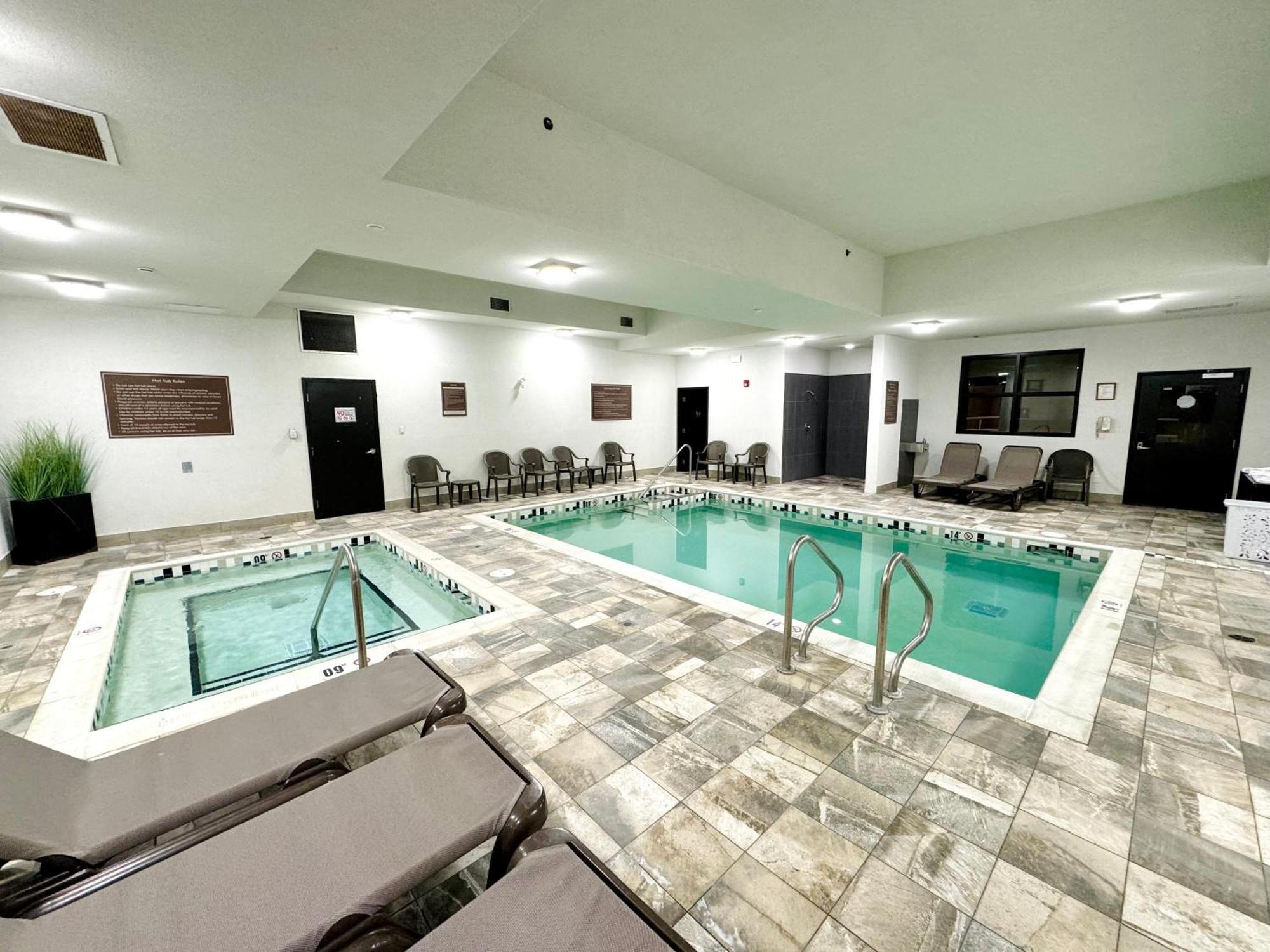 Southfort Inn フォート・サスカチワン エクステリア 写真