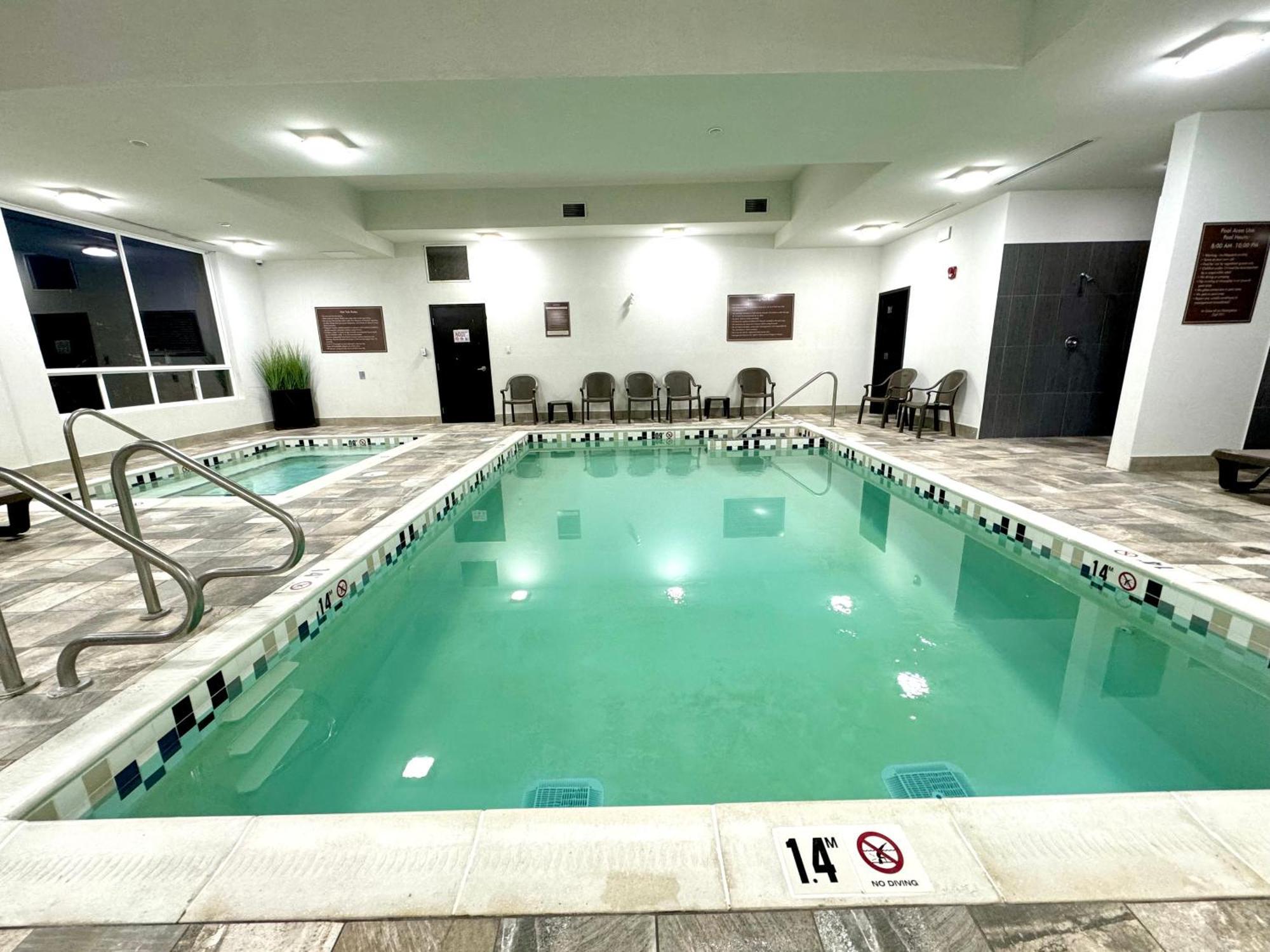 Southfort Inn フォート・サスカチワン エクステリア 写真