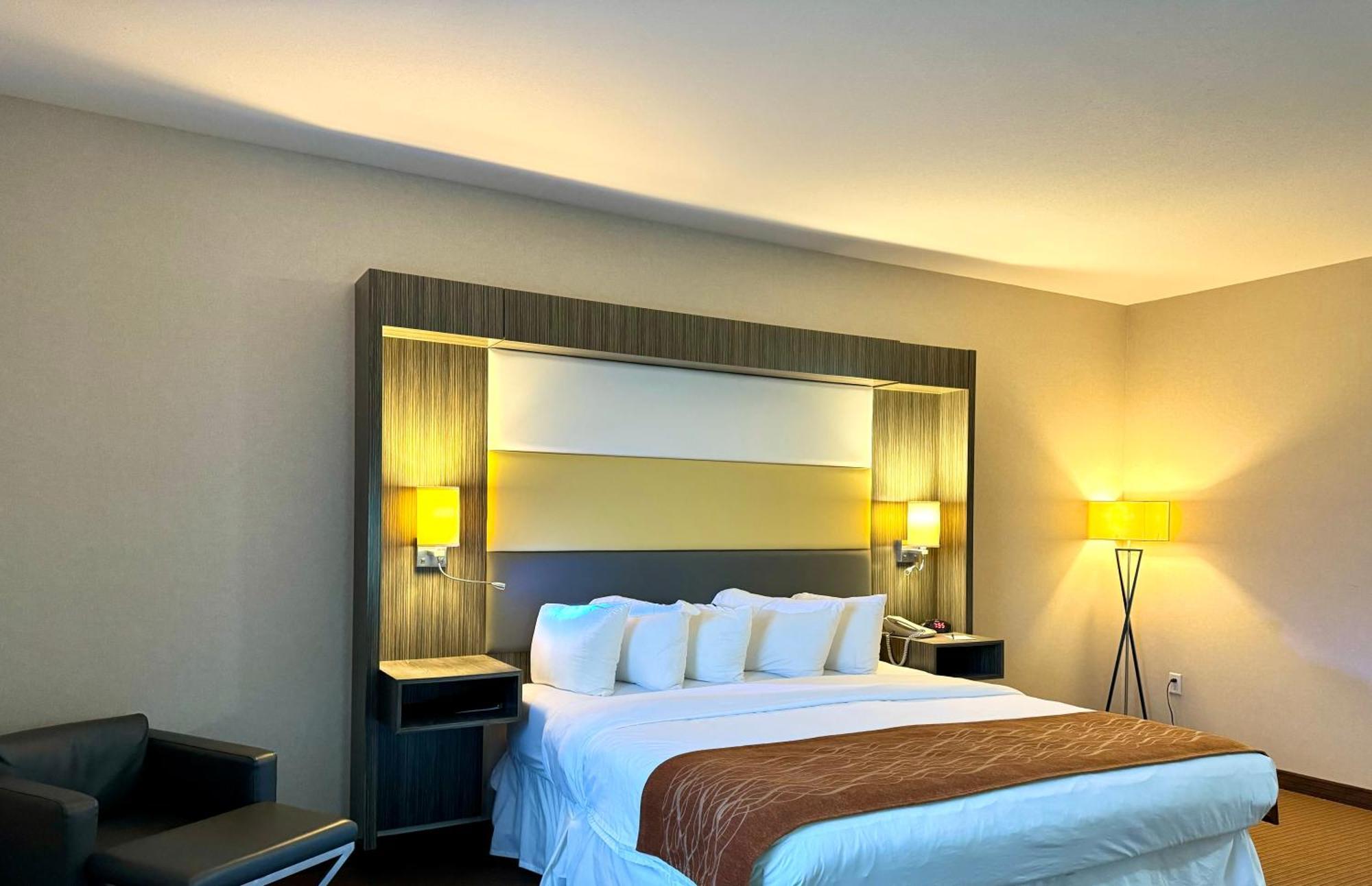 Southfort Inn フォート・サスカチワン エクステリア 写真